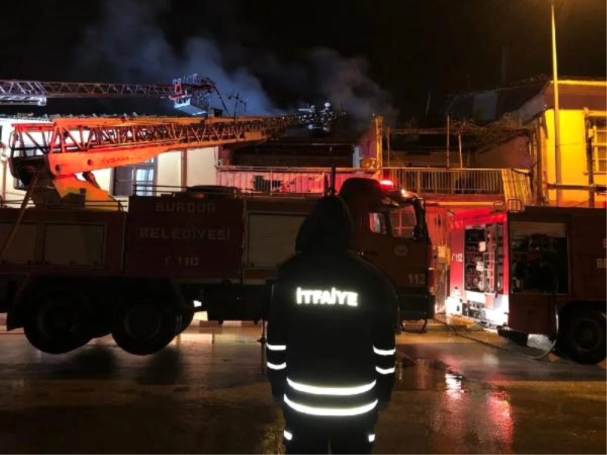 Ev yangınında dumandan etkilenen 3 kişi hastanelik oldu