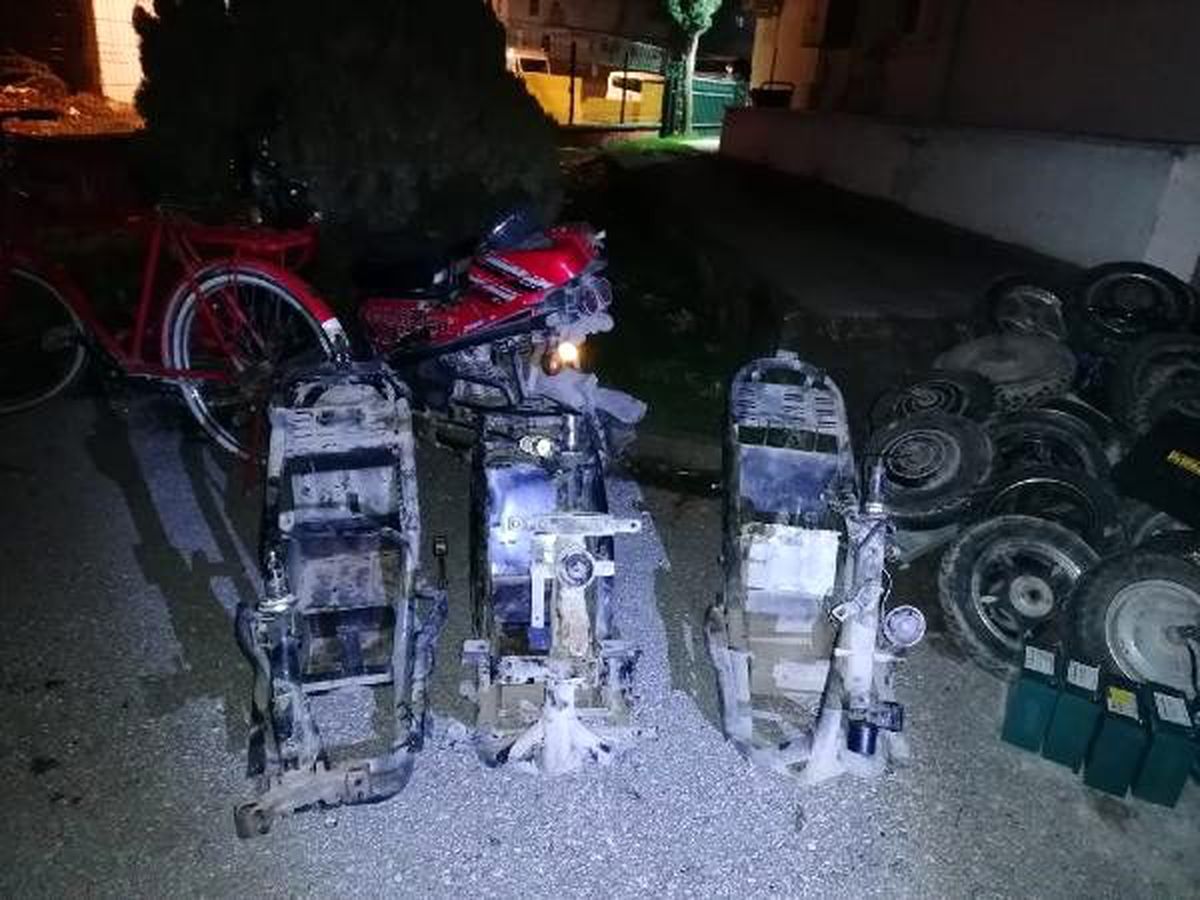 Gürültü ihbarı yapılan evde parçalara ayrılmış çalıntı 10 motosiklet bulundu
