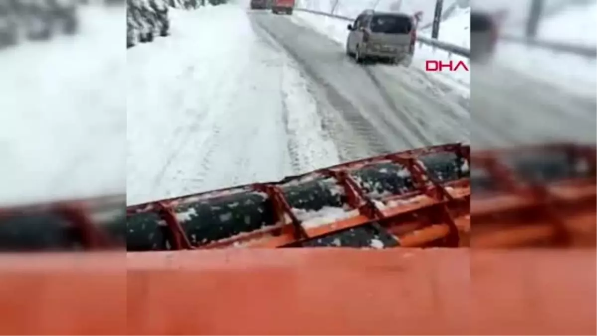 Hakkari\'de yola çığ düştü, karayolları operatörü tehlike atlattı