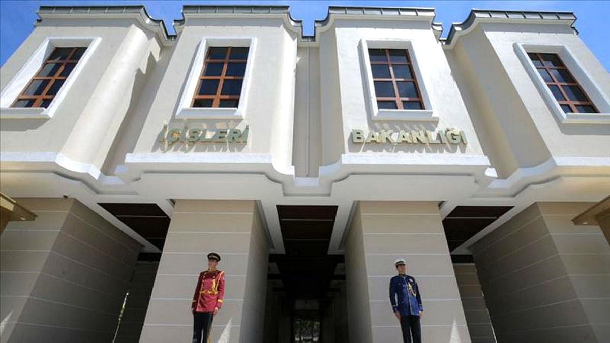 İçişleri Bakanlığı Hollanda uyruklu iki teröristi ülkelerine sınır dışı etti