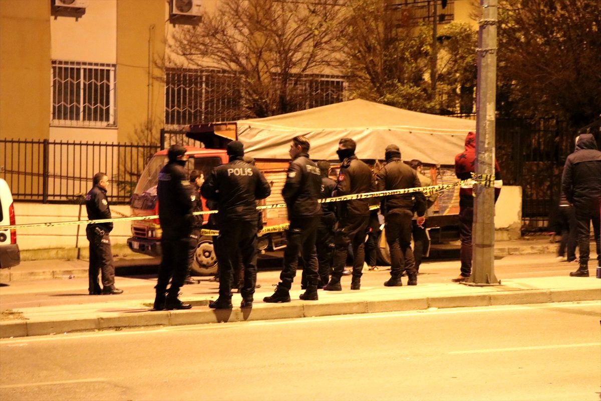 İzmir\'de kamyonun çarptığı bisiklet sürücüsü yaşamını yitirdi