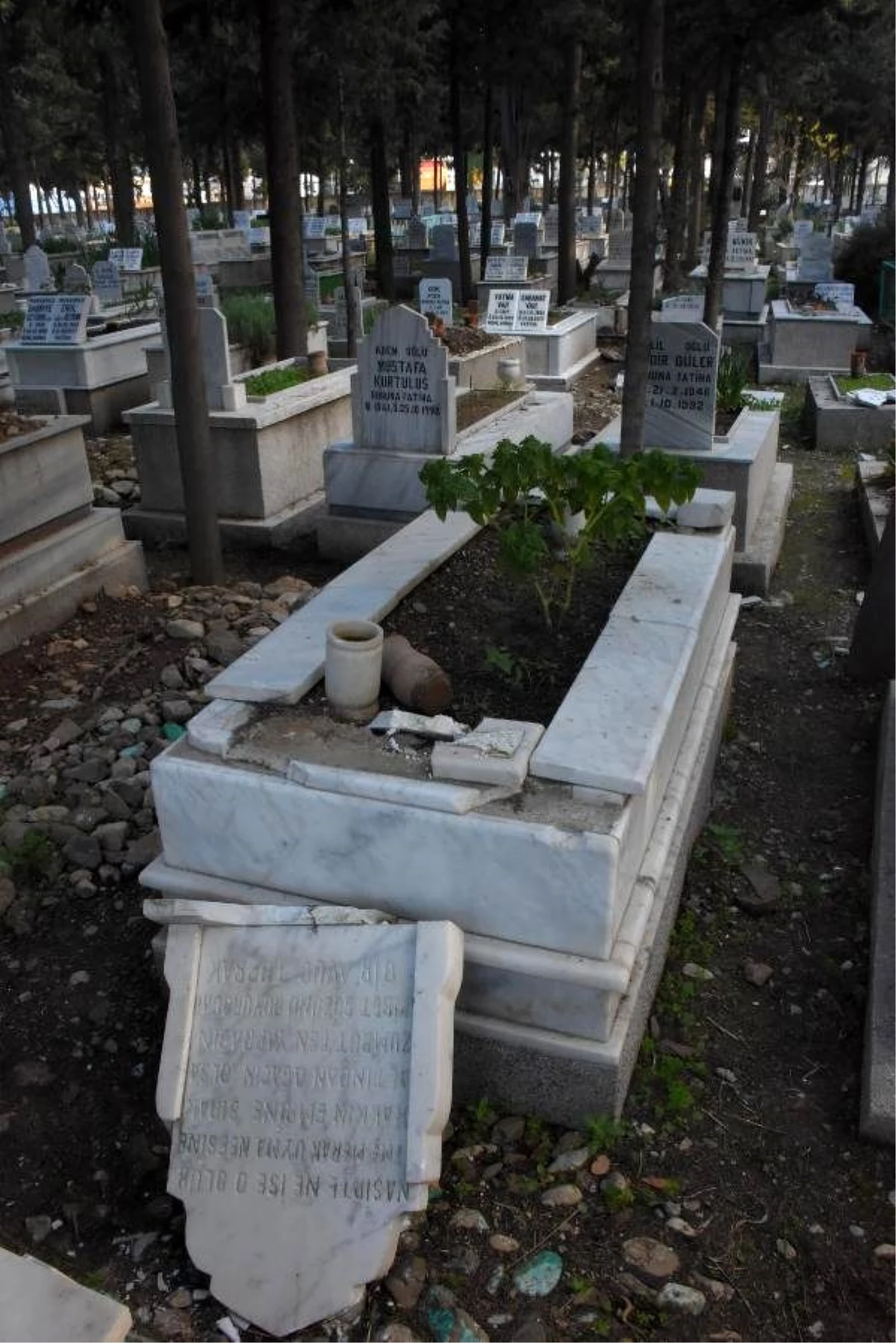 İzmir\'de mezarlığa çirkin saldırı