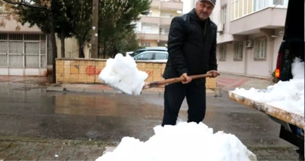 Kahramanmaraş\'ta emekli bir vatandaş, çocuklar oynasın diye dağdan kar getirdi