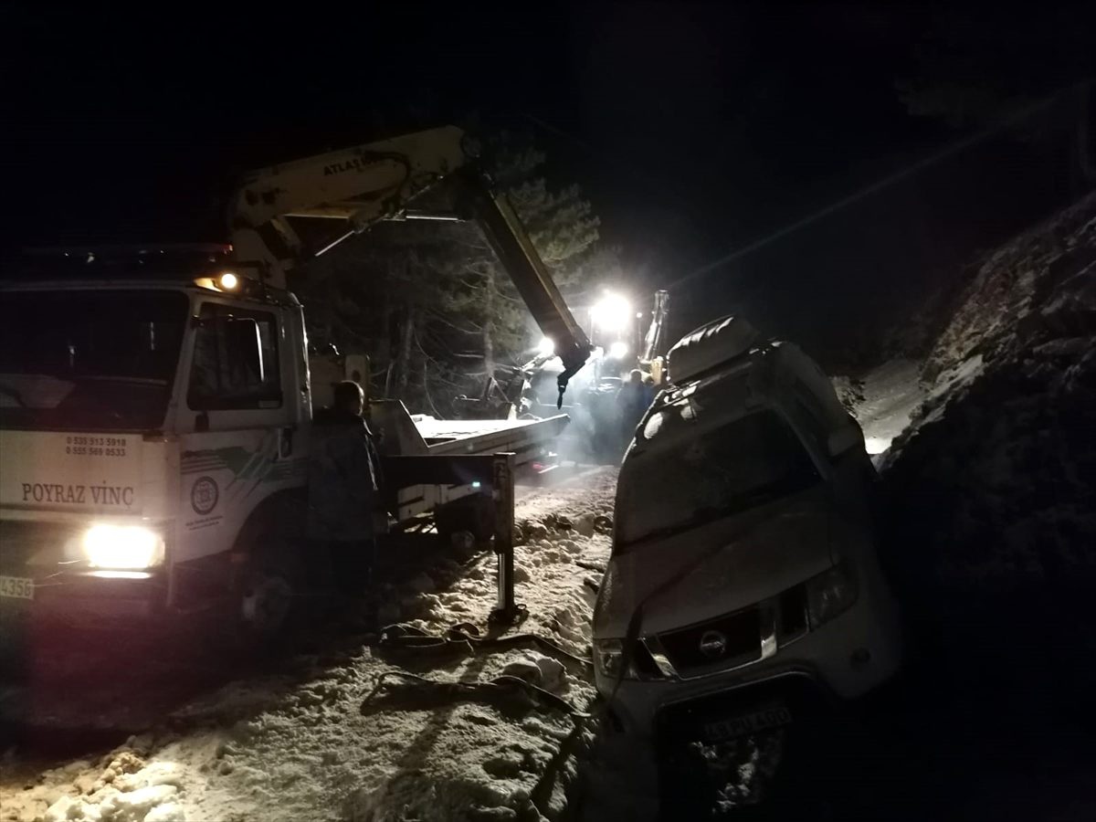 Kar yağışının etkili olduğu yaylada mahsur kalanlar belediye ekiplerince kurtarıldı