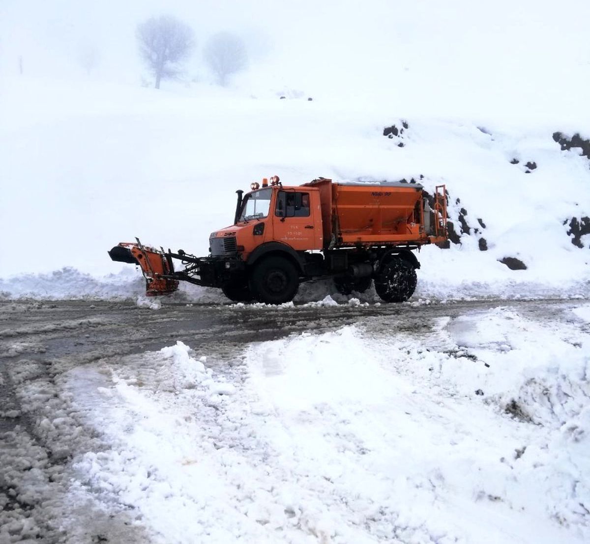 Karlı yollar temizleniyor