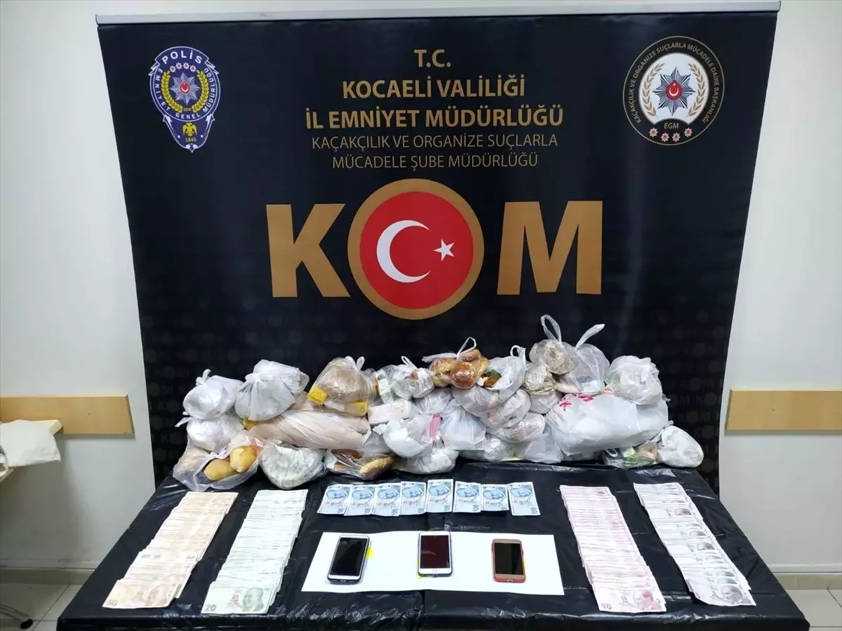 Kocaeli\'de piyasaya sahte banknot sürdükleri iddia edilen 3 kişi tutuklandı