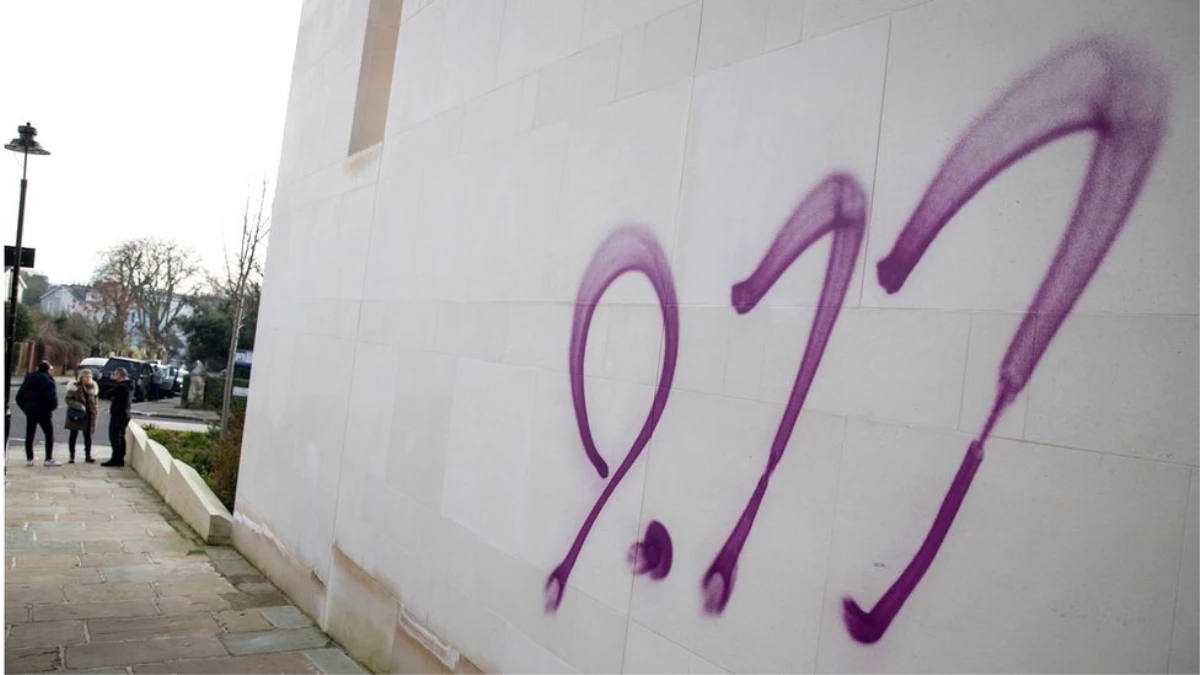 Londra\'nın kuzeyinde dükkanların camlarına ve sokaklara Yahudi karşıtı graffitiler çizildi