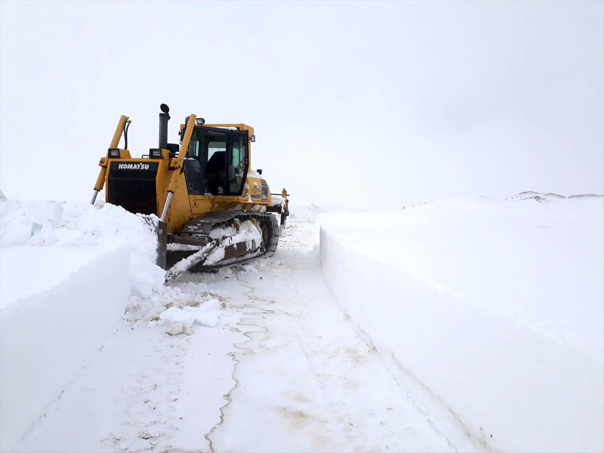 Malatya\'da tipi nedeniyle Pütürge kara yolu ulaşıma kapandı