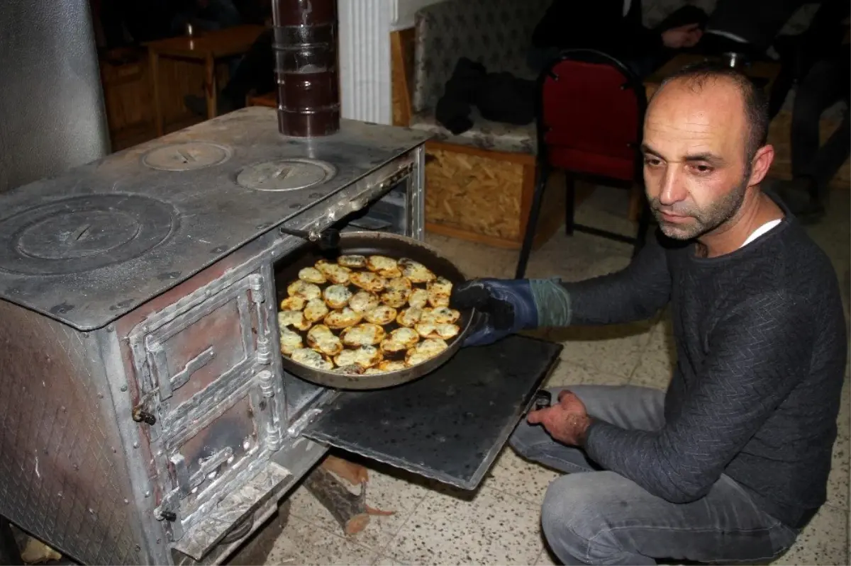 (Özel) Erzincan\'da soğuk kış gecelerinin vazgeçilmez lezzeti kaşarlı patates