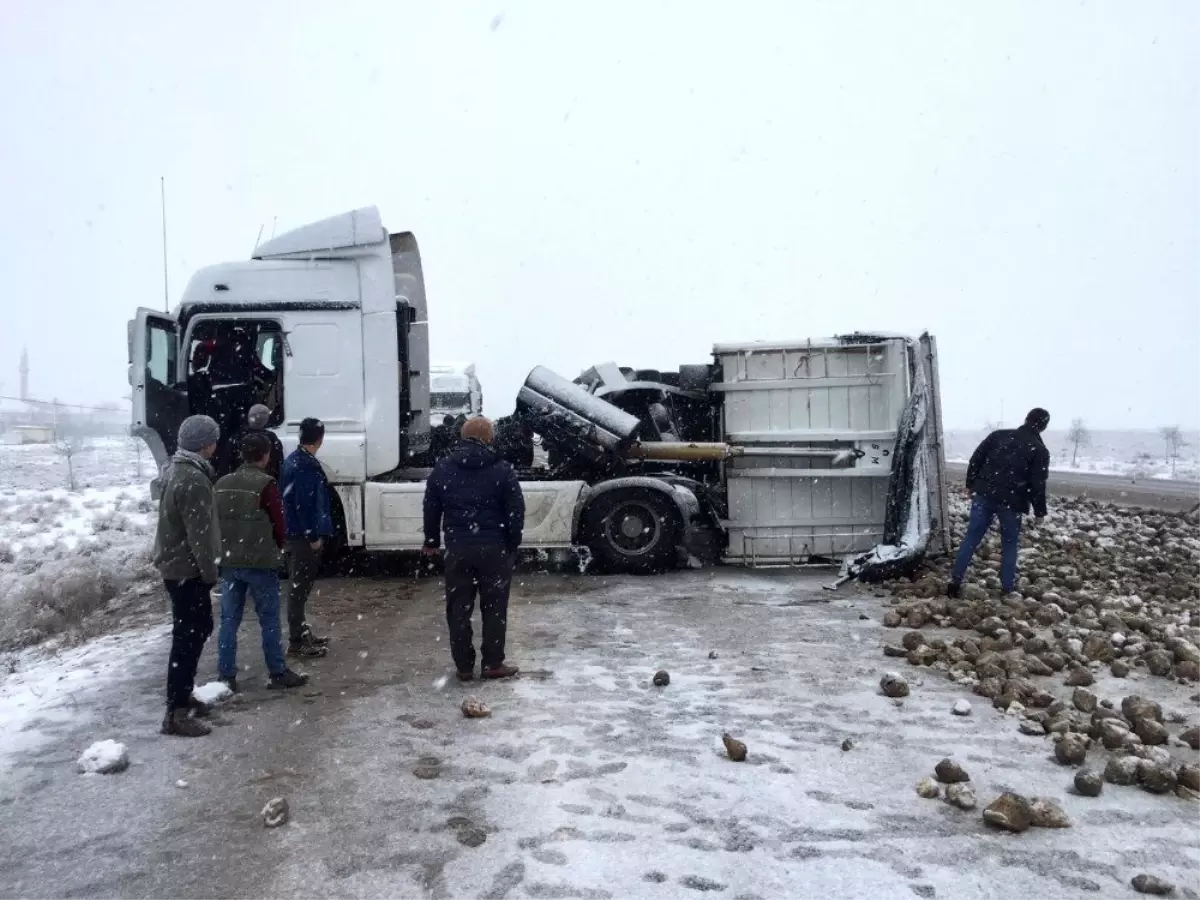 Pancar yüklü tır devrildi, karayolu pancar tarlasına döndü