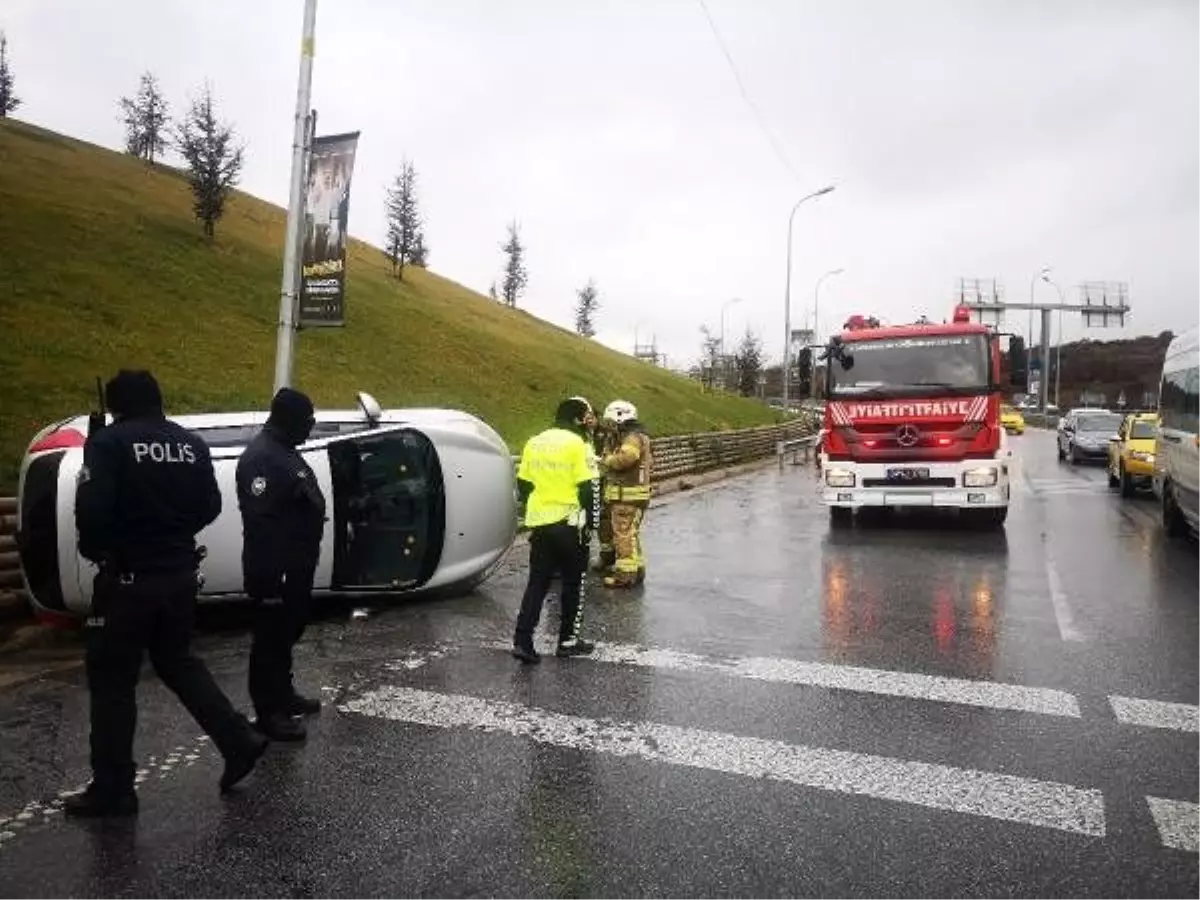 Pendik\'te takla atan araçta sıkışan kadını itfaiye kurtardı