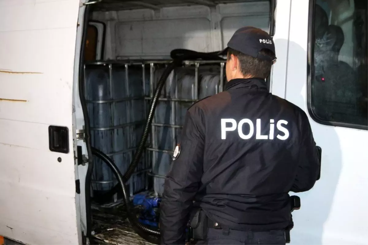 Polis uyuşturucu madde ararken kaçak akaryakıt yakaladı