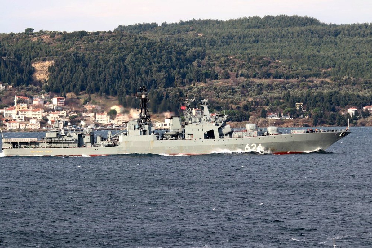 Rus savaş gemisi Çanakkale Boğazı\'ndan geçti