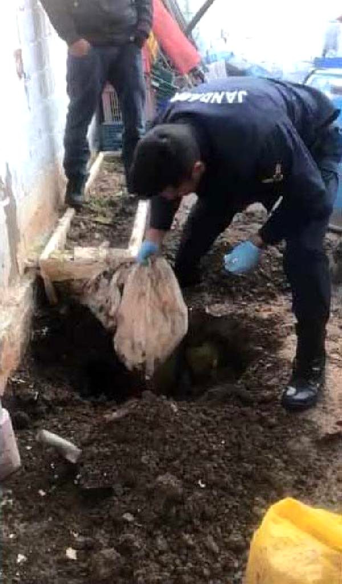 Sahte içki dolu bidonları toprağa gömmüşler