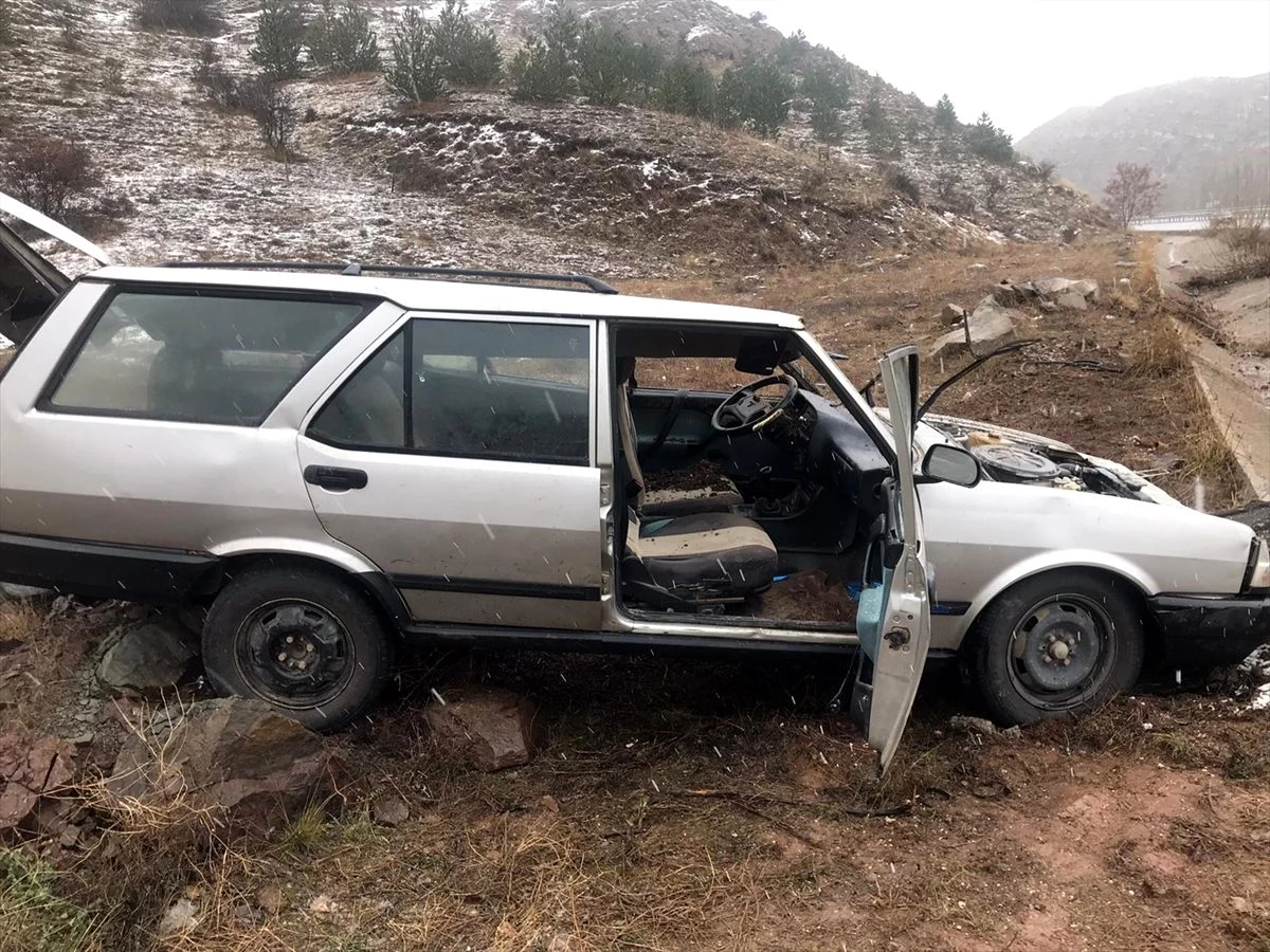 Sivas\'ta otomobil devrildi: 4 yaralı