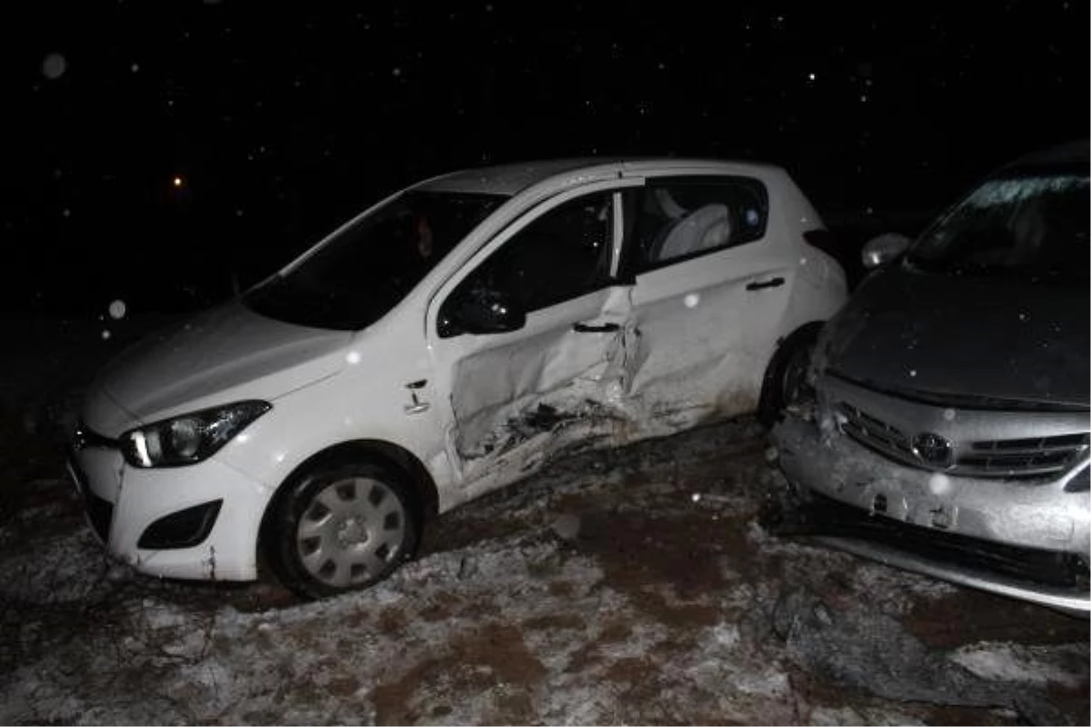 Sivas\'ta otomobiller çarpıştı: 5 yaralı