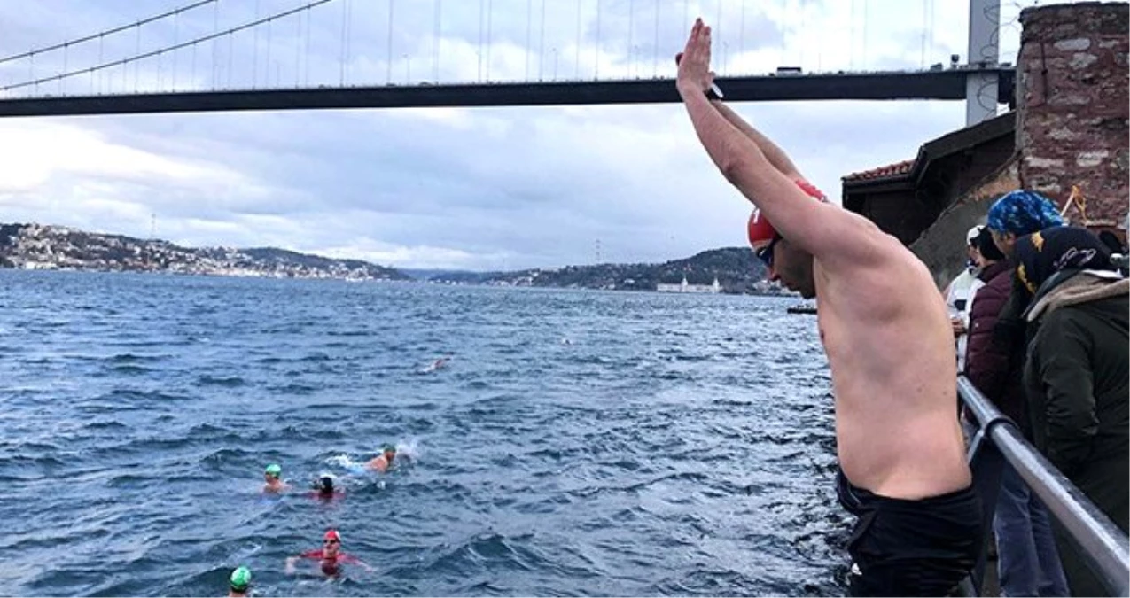 Soğuk havaya aldırış etmeyen vatandaşlar Boğaz\'da yüzdü