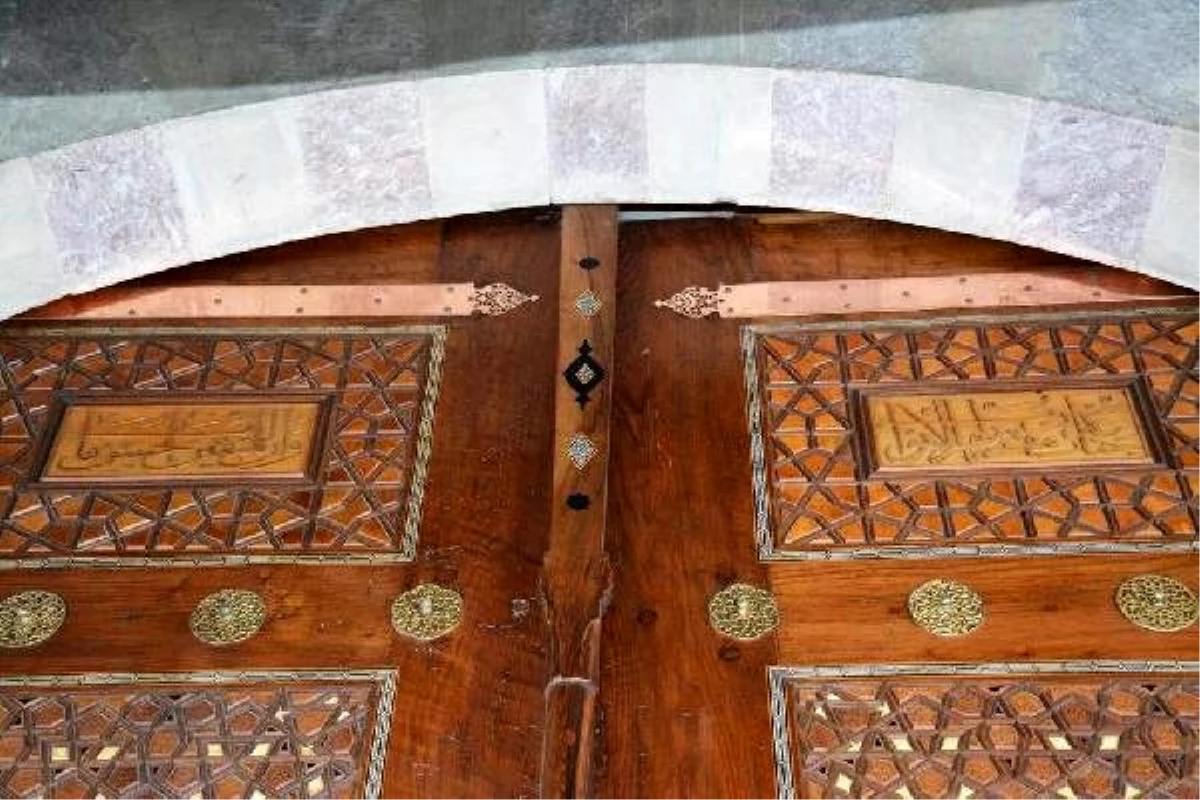 Süleymaniye Camii\'nde restorasyonda hata... Kapıdaki ayetler ters konulmuş