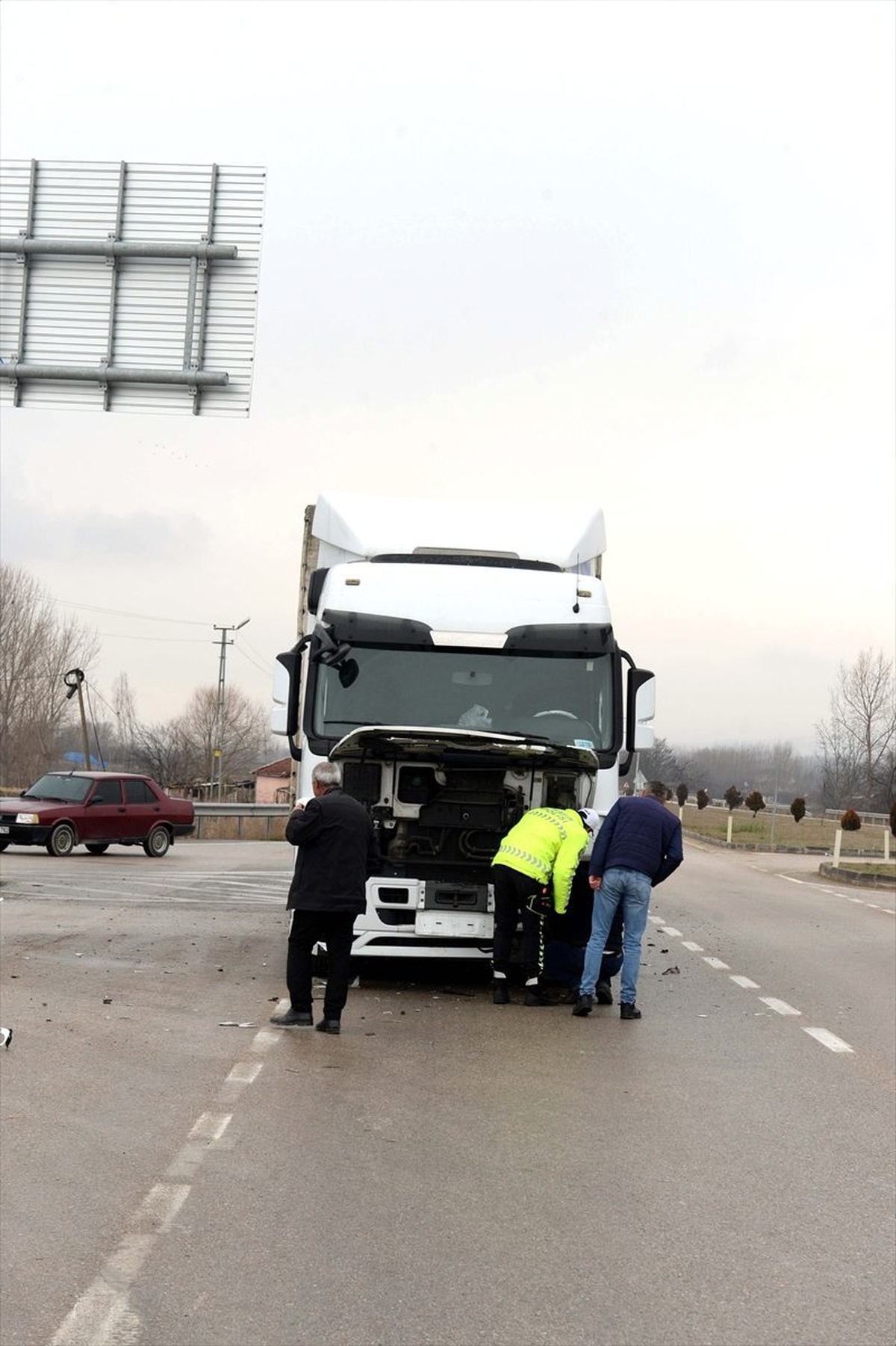 Tırla çarpışan otomobildeki 3 kişi yaralandı