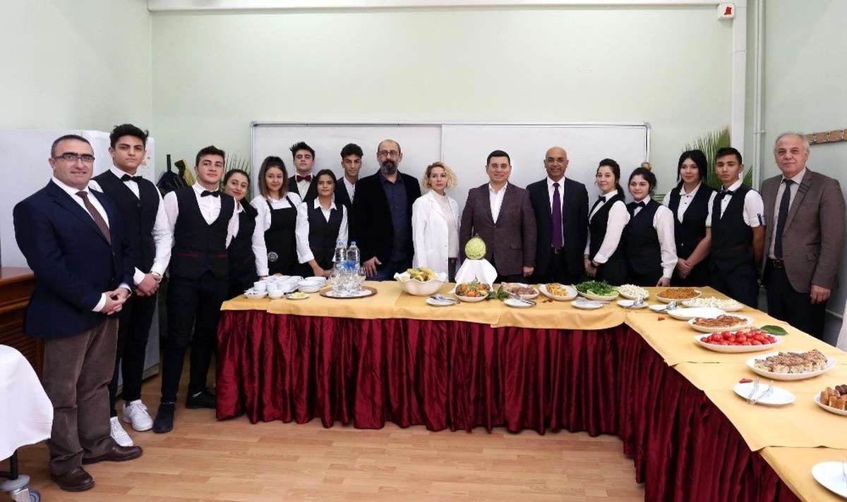 Tütüncü, turizmci gençlerle bir araya geldi