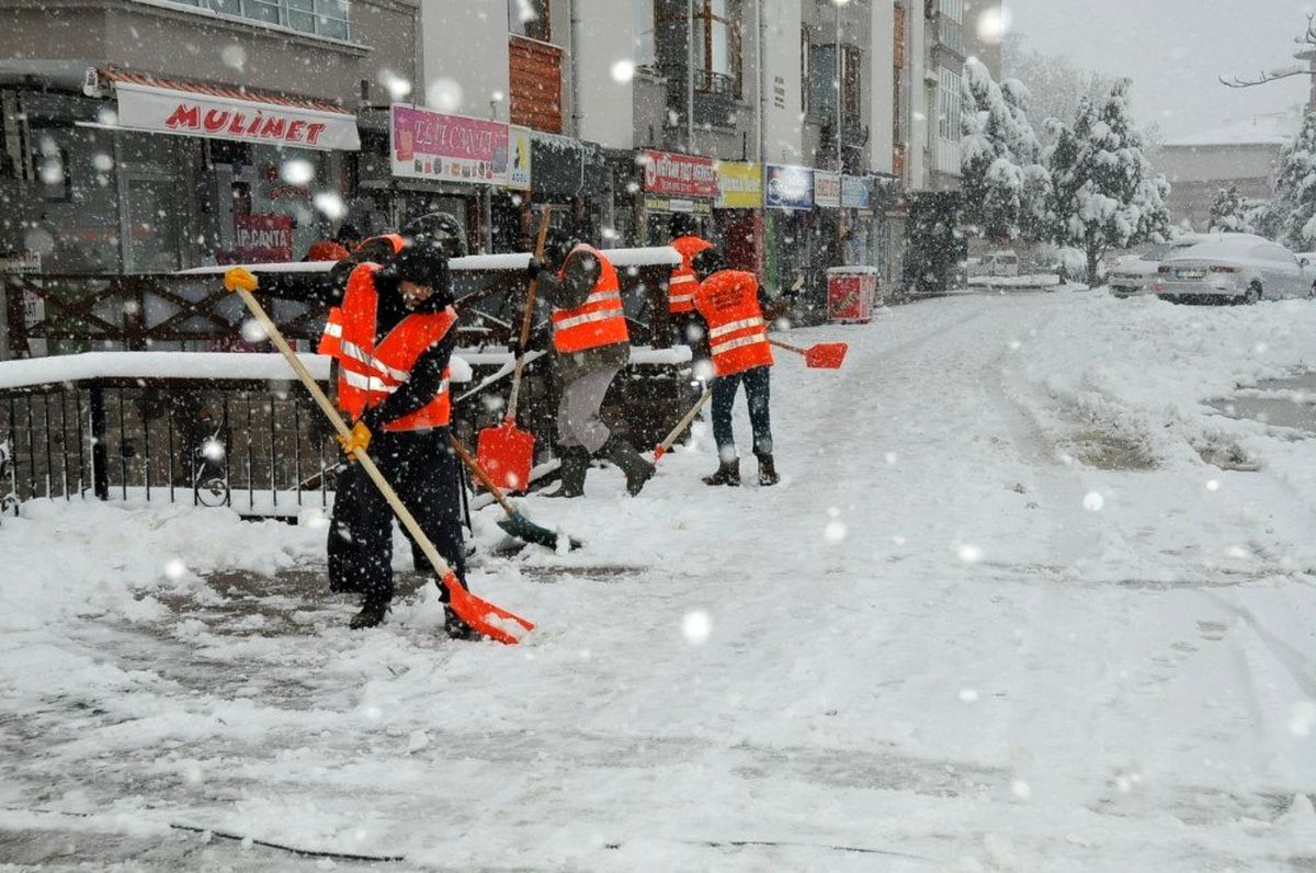 Akşehir\'de kar temizliği çalışmaları aralıksız devam ediyor