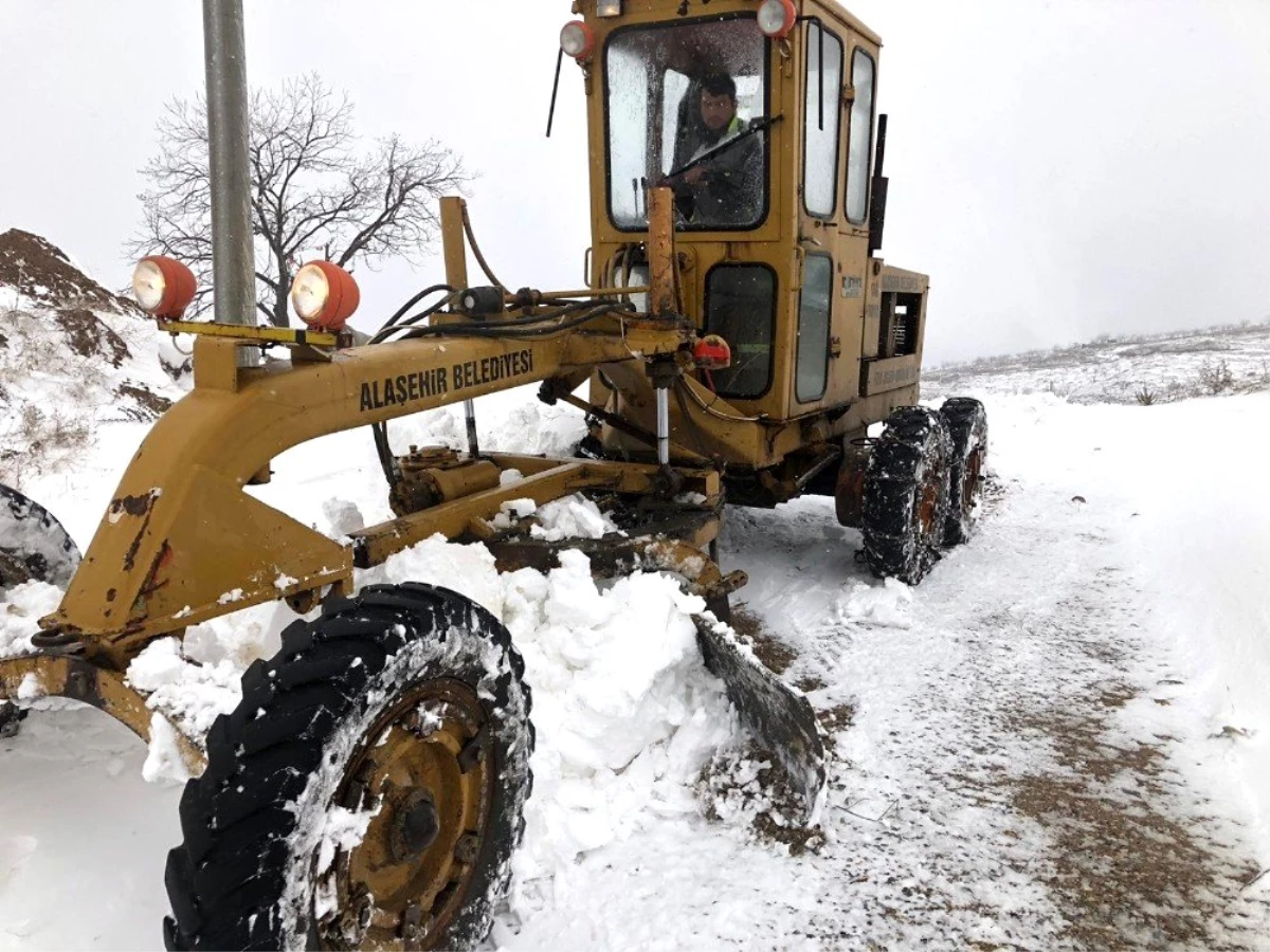 Alaşehir\'de kar yağışı kırsal mahallelerde ulaşımı zorlaştırdı