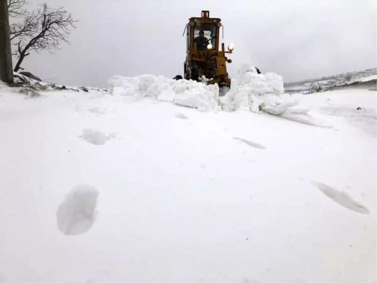 Alaşehir\'in kırsal mahallelerinde belediye ekiplerinin kar mesaisi