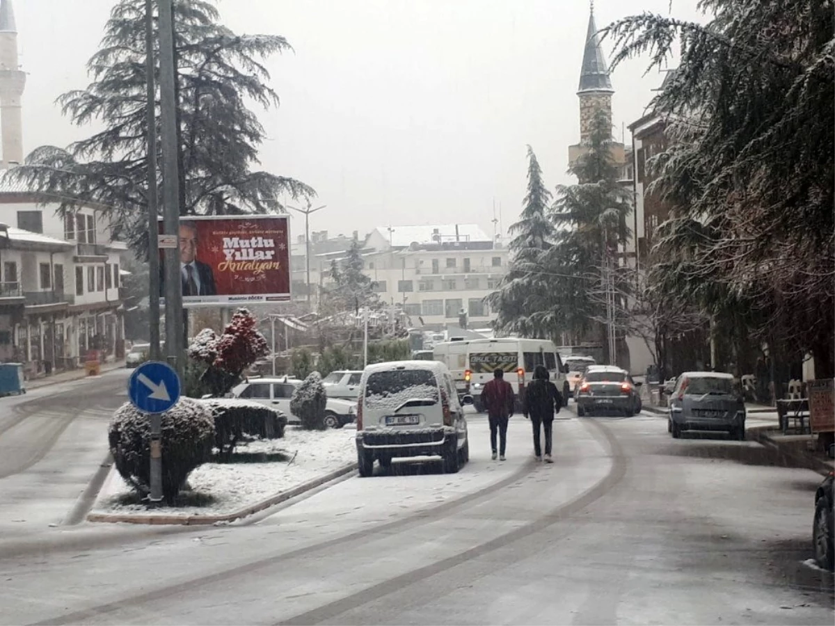Antalya \'nın Korkuteli ilçesinde kar kalınlığı 25 santime ulaştı, elektrikler kesildi
