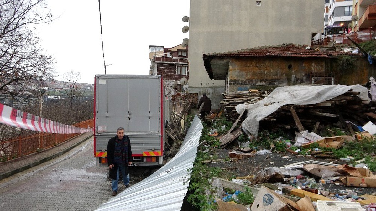 Aracının lastiğini değiştirirken, çöken istinat duvarının altında kaldı