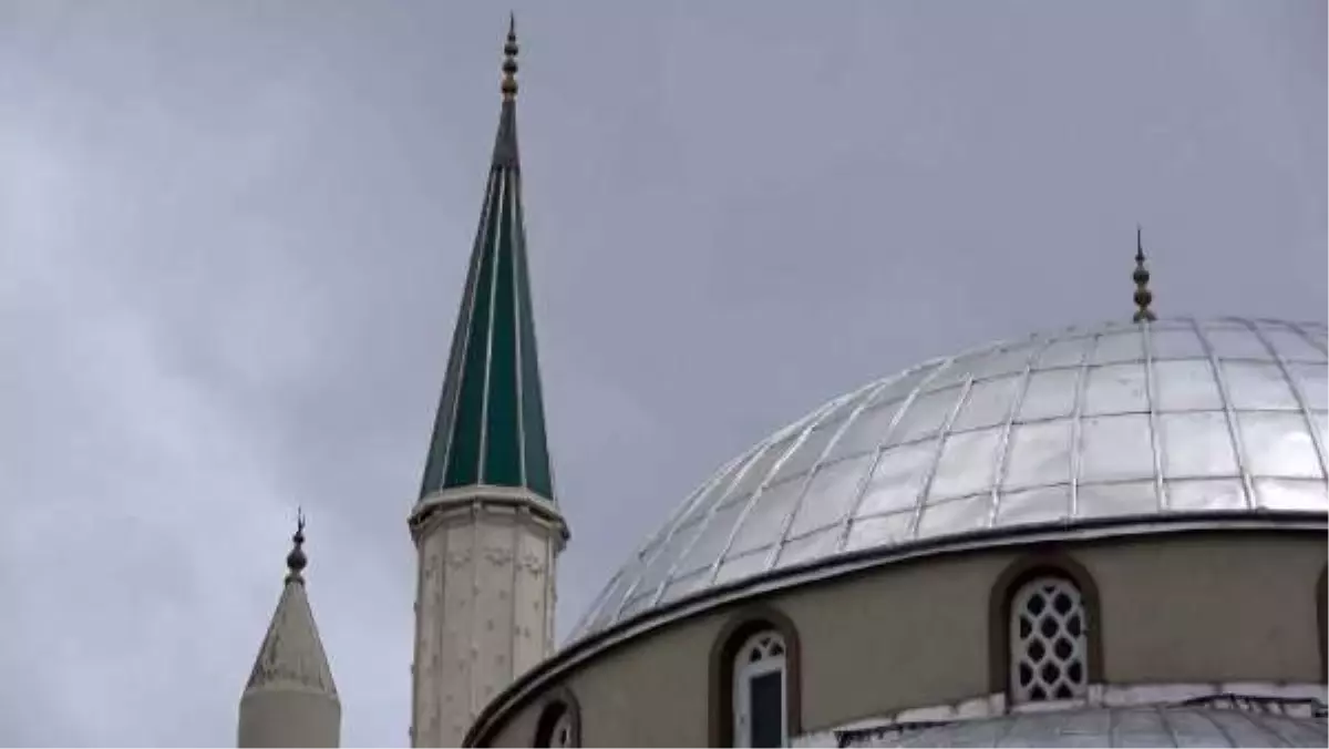 Arnavutköy\'de cami minaresi fırtınada sallandı