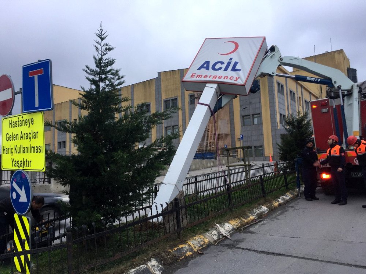Arnavutköy\'de fırtınada çatı uçtu, hastane tabelası devrildi