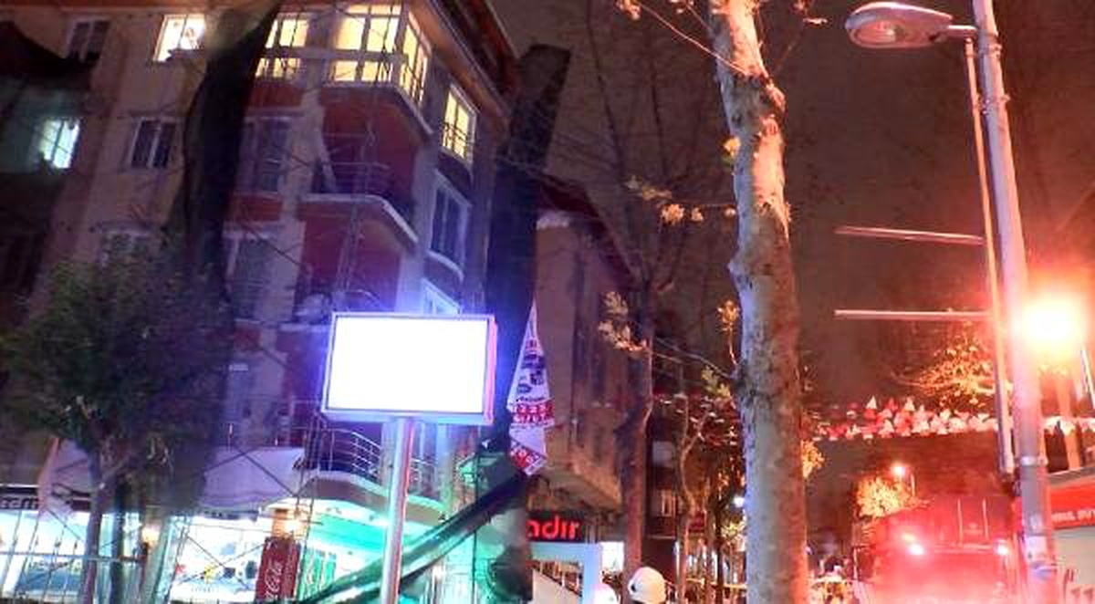 Avcılar\'da fırtınanın yerinden söktüğü iskele tehlike oluşturdu
