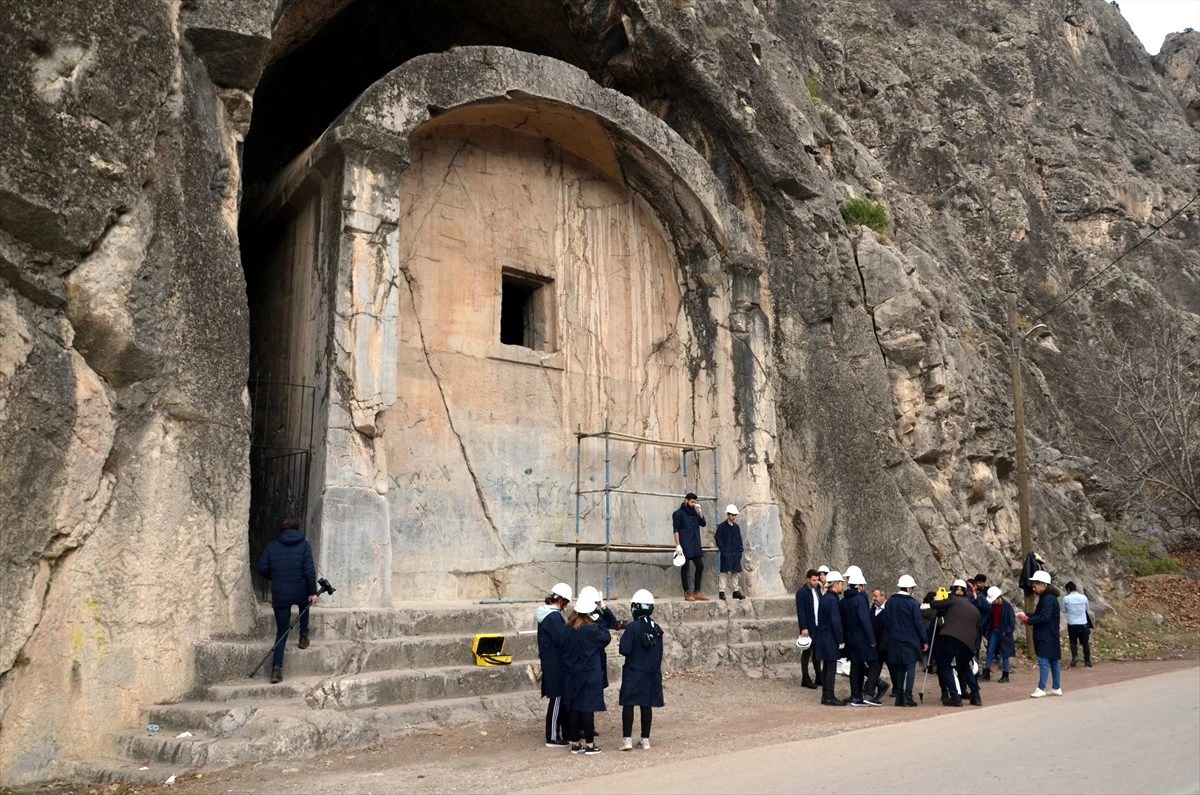 Aynalı Kaya Mezarı restorasyonla geleceğe aktarılacak