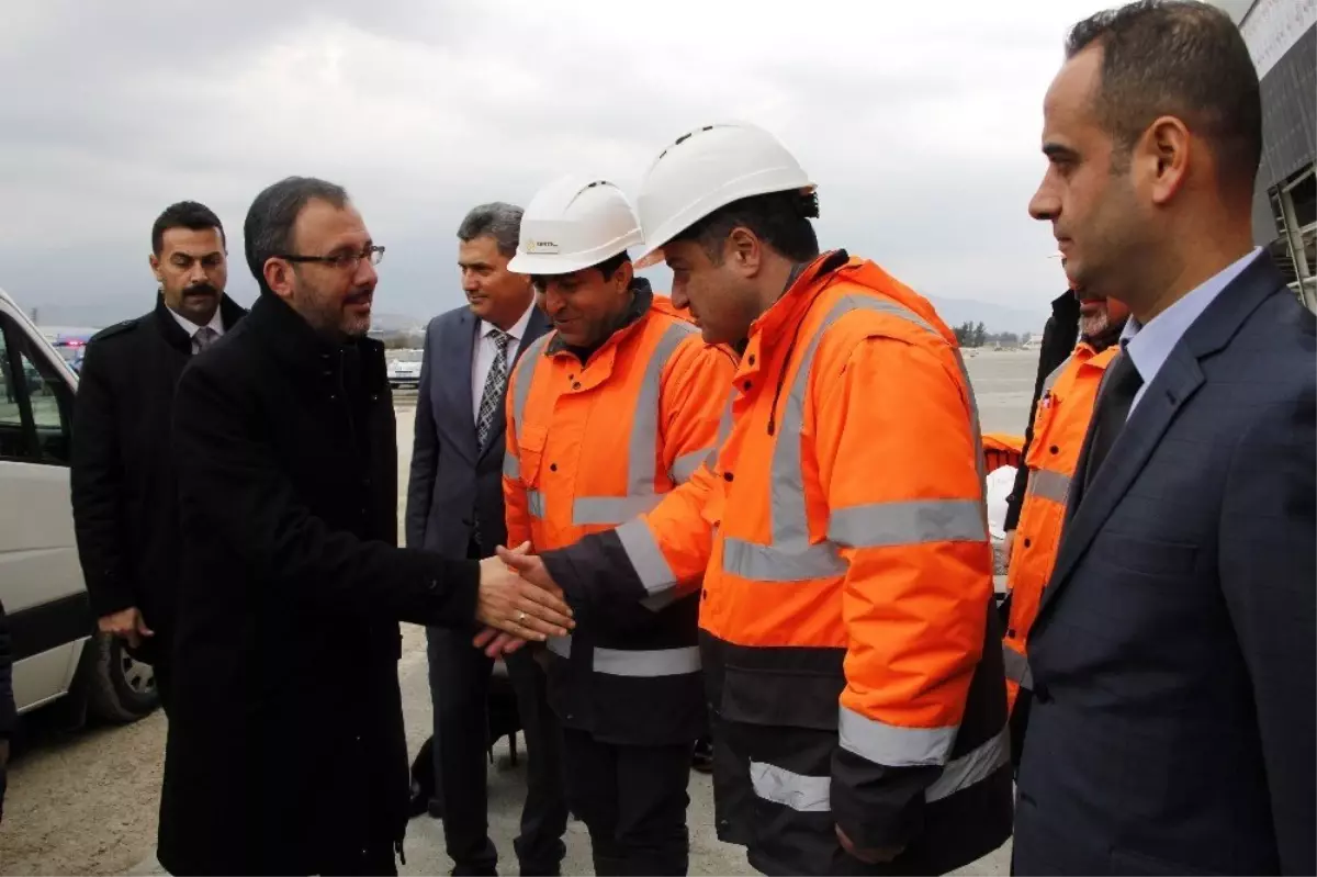 Bakan Kasapoğlu, Hatay Stadı\'nda incelemelerde bulundu