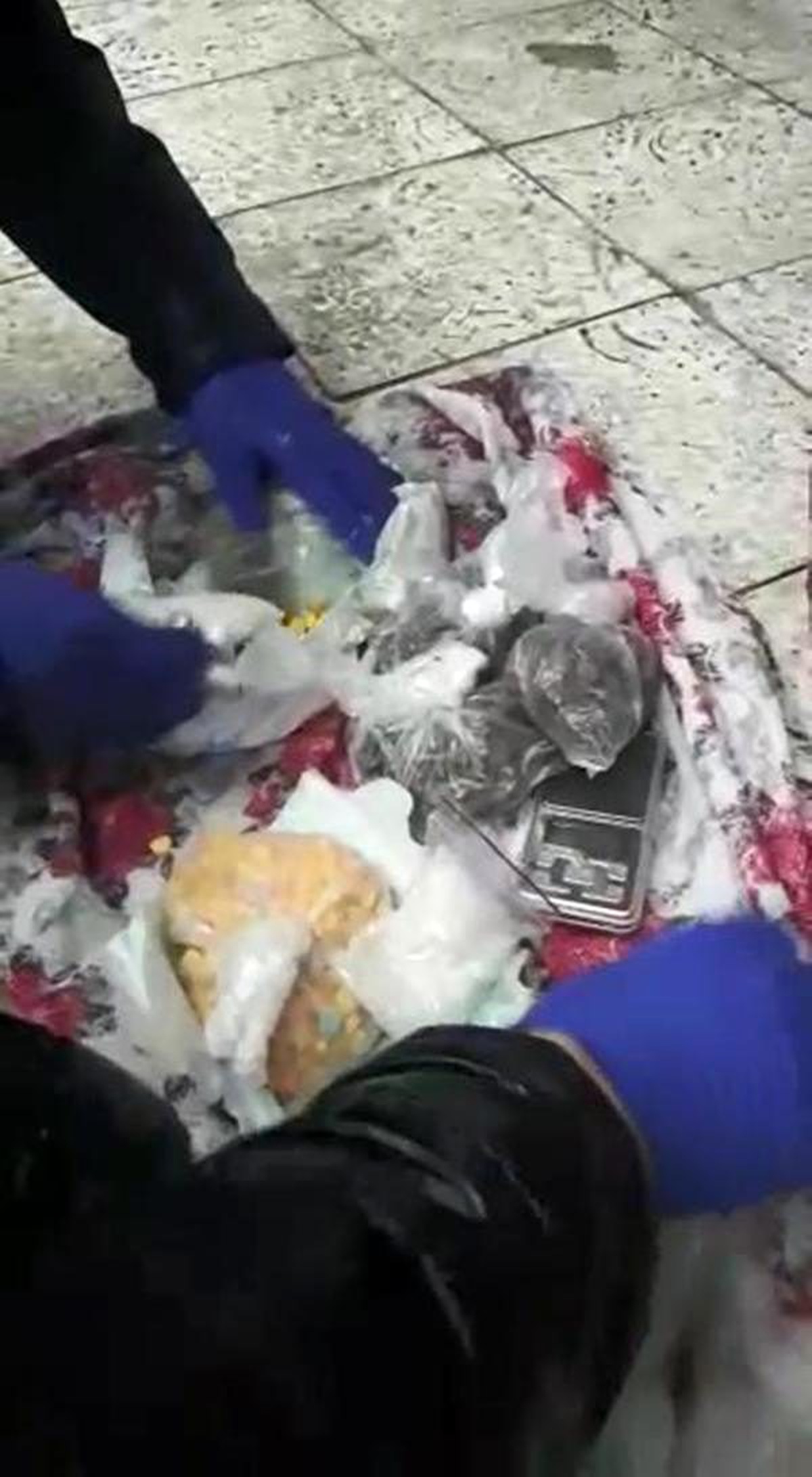 Bebek bezine uyuşturucu saklayan şüpheliler yakalandı