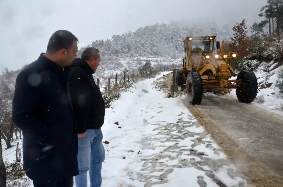 Belediye ekiplerinden kar mesaisi