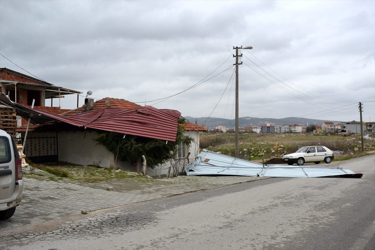 Biga\'da fırtına nedeniyle adliye sarayının çatısı uçtu