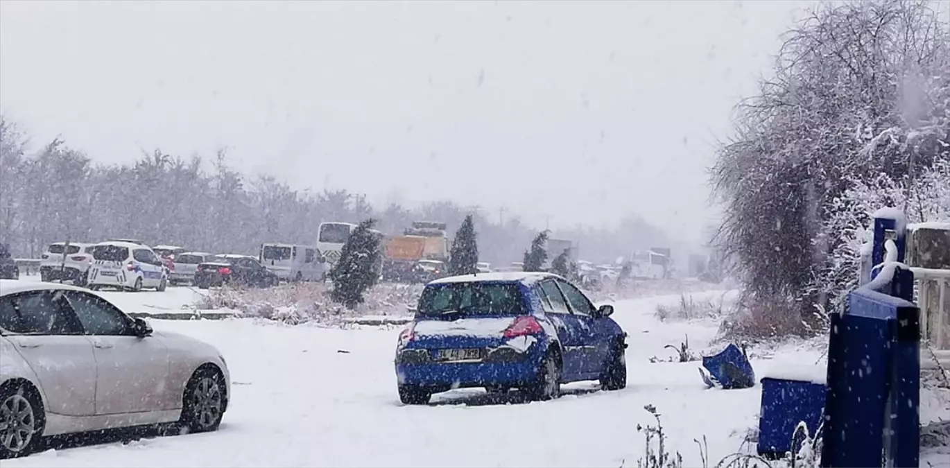 Bilecik ve Kütahya\'da kar yağışı ulaşımda aksamalara yol açıyor