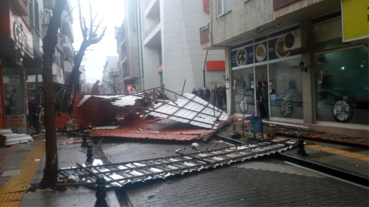 Çanakkale\'de şiddetli fırtına apartmanın çatısını uçurdu