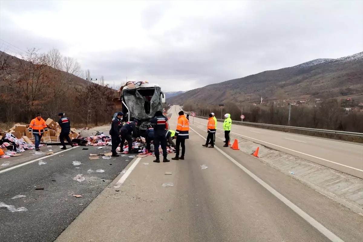 Çankırı\'da yolcu otobüsü ile tır çarpıştı: 22 yaralı