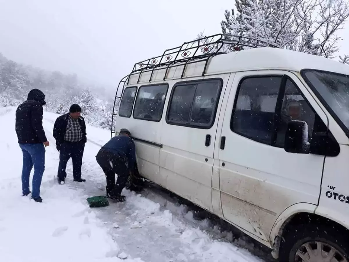 Dursunbey\'in yüksek kesimleri beyaza büründü