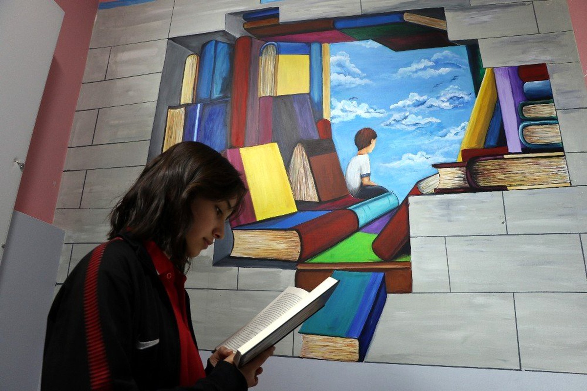 Duvarlara yapılan resimlerle "kitap sevgisi" aşılanıyor