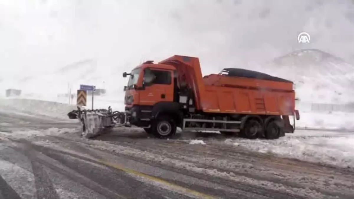 Erciyes Dağı yolunda tipide mahsur kalanların imdadına ekipler yetişti