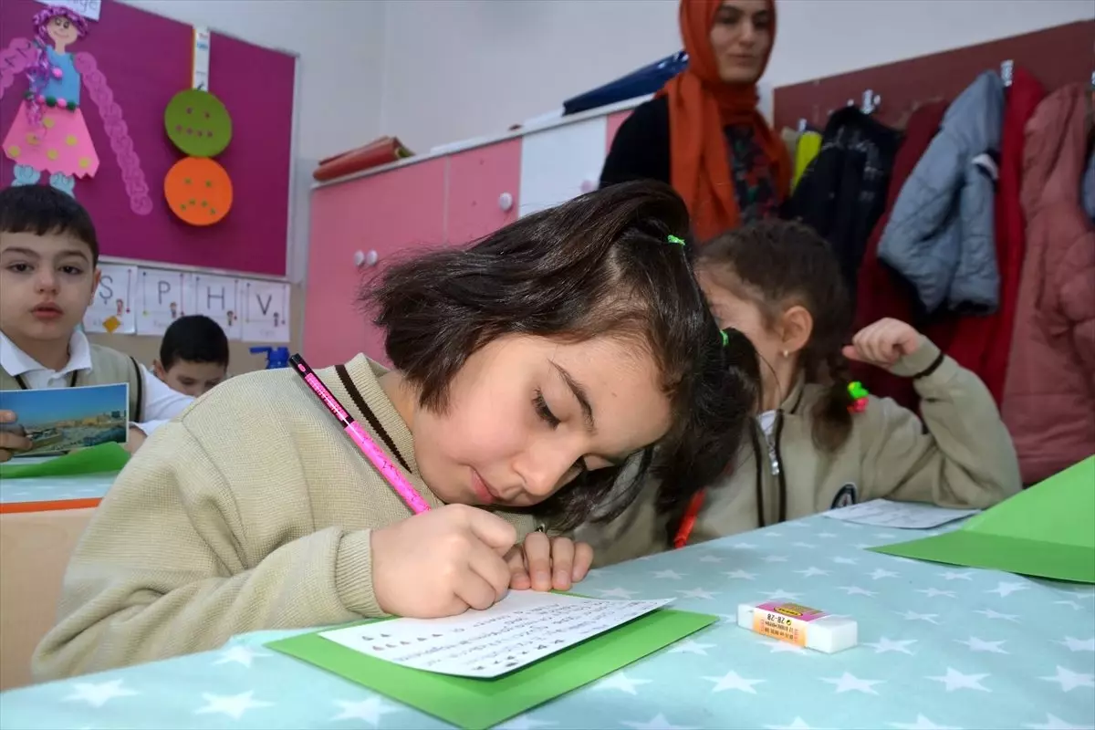 Erzurum\'da okuma ve yazmayı öğrenen öğrenciler ilk mektuplarını Mehmetçiğe yazdı