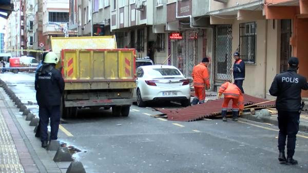 Esenler\'de rüzgar nedeniyle çatıdan düşen parçalar 4 araca hasar verdi
