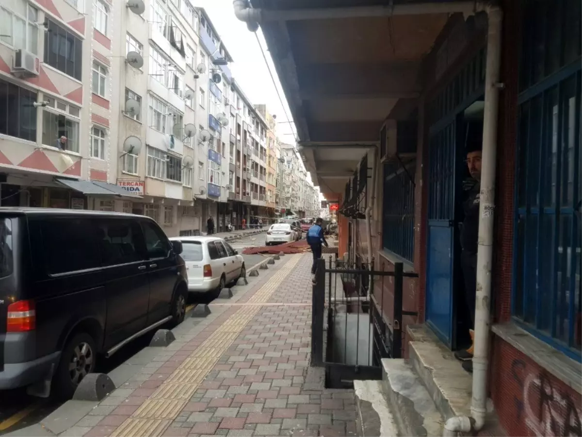 Esenler Fevzi Çakmak Mahallesi\'nde 6 katlı binanın çatısı şiddetli fırtına nedeniyle uçtu.
