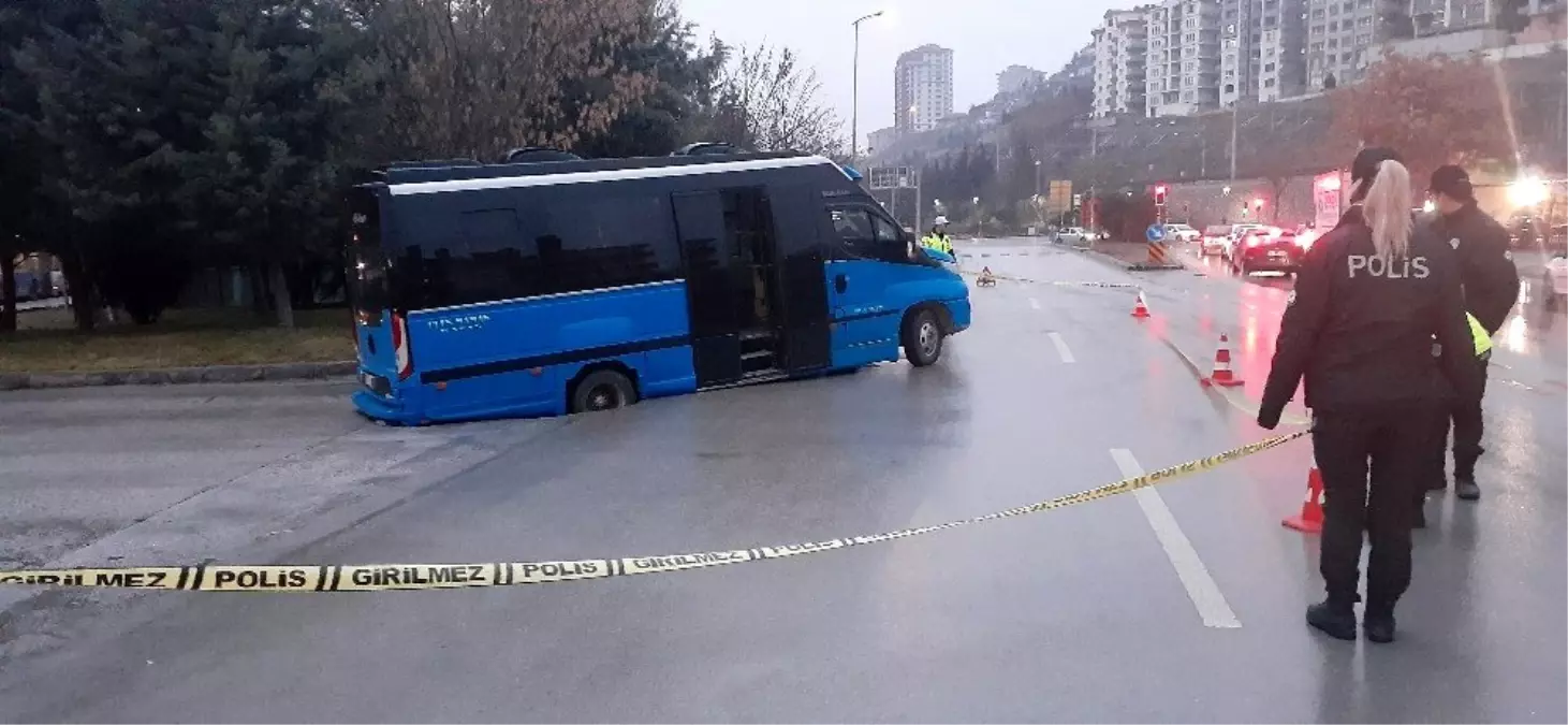 Faciaya ramak kaldı, içi dolu dolmuş çöken yolun içine düştü