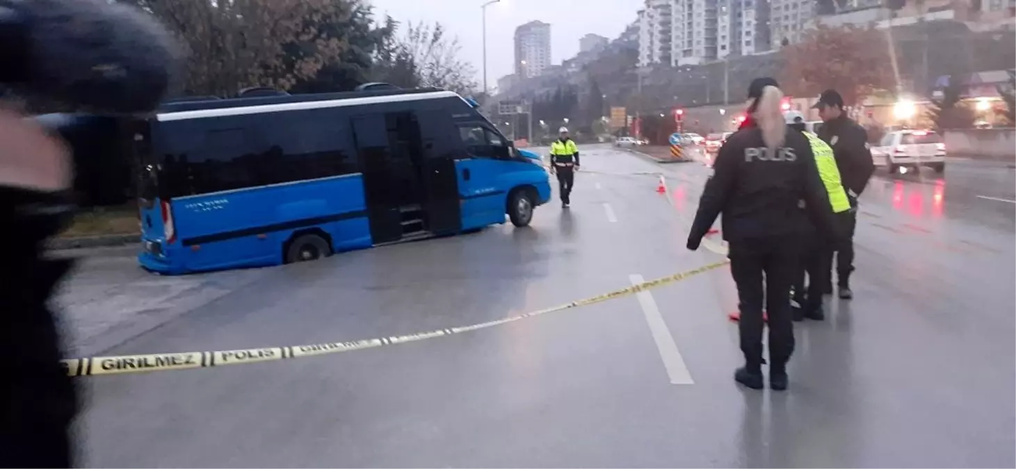 Faciaya ramak kaldı, içi dolu dolmuş çöken yolun içine düştü