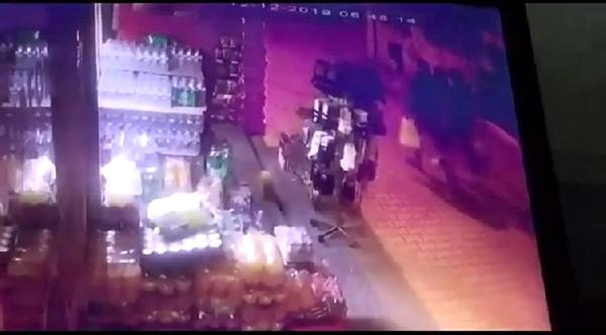 Fatih\'te Faslı turistin telefonunu gasp eden şüpheli kamerada