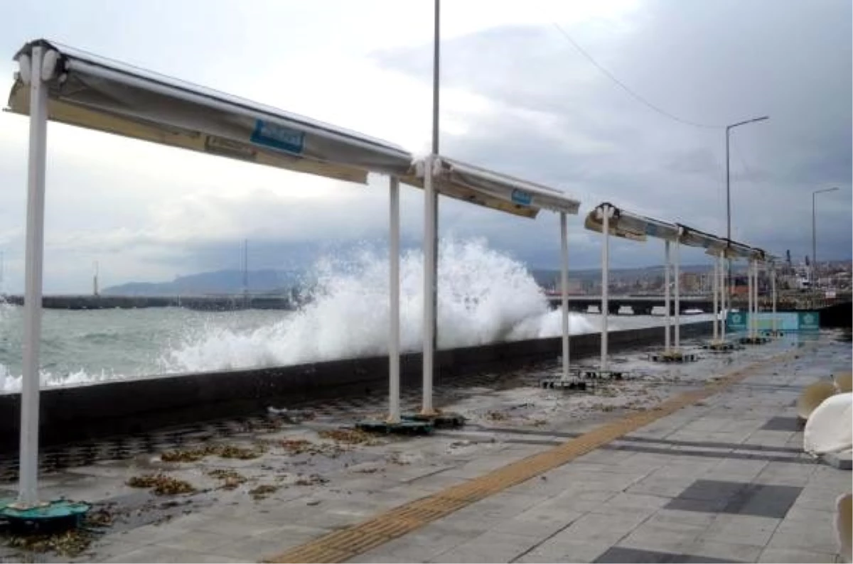 Fırtına, Tekirdağ\'da çatı uçurdu, deniz ulaşımını aksattı